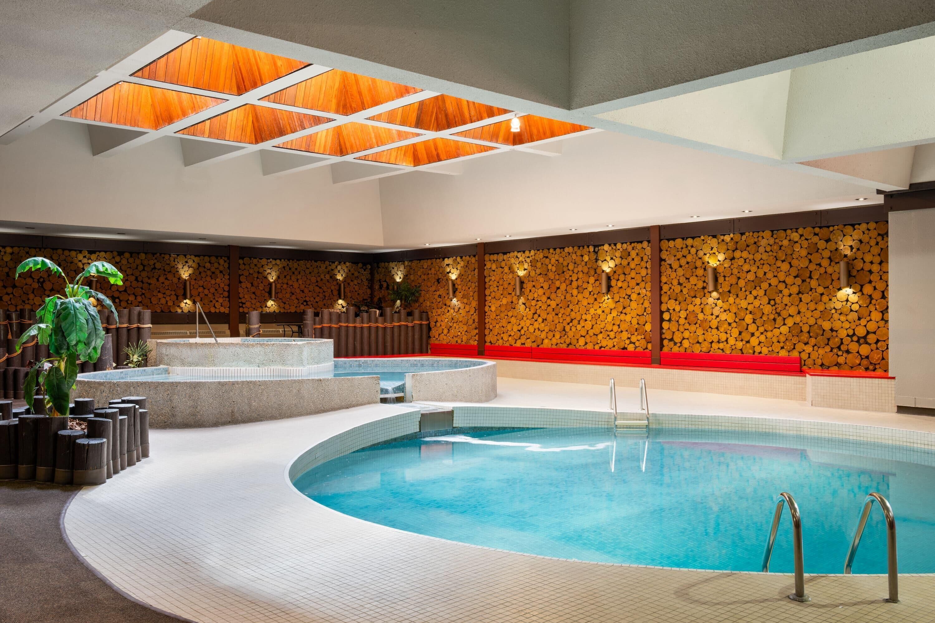 Innendørsbasseng og solsenger