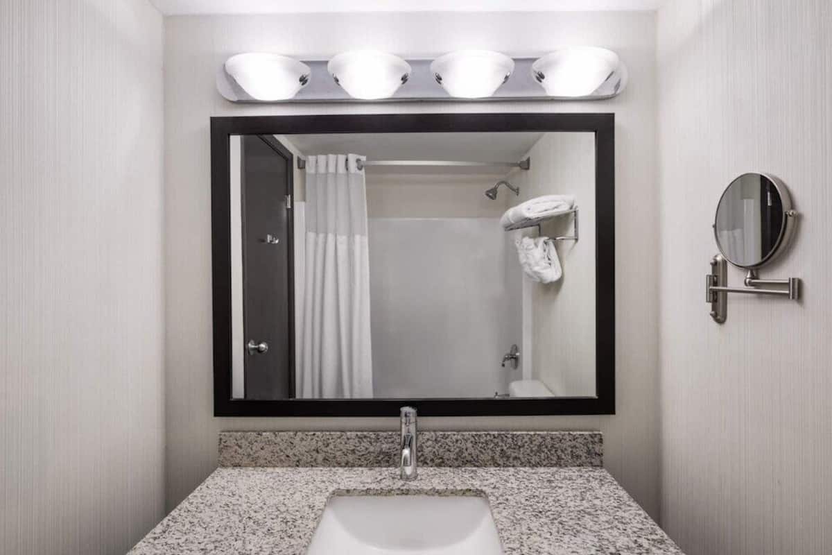Combined shower/tub, rainfall showerhead, free toiletries, hair dryer