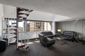 Presidential Suite, 1 Bedroom, Non Smoking | Peti besi dalam bilik, meja, ruang kerja komputer riba 