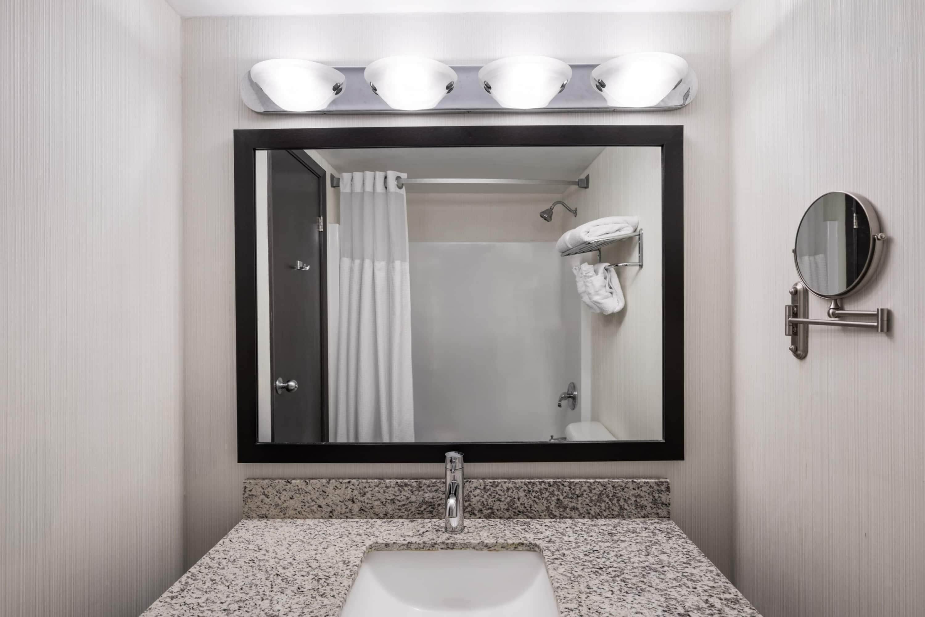 淋浴/浴缸二合一、淋浴花灑、免費盥洗用品、吹風機