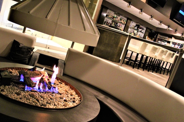 2 bars/lounges, lobby lounge, pub