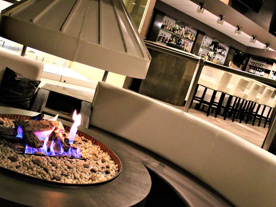 2 bars/lounges, lobby lounge, pub