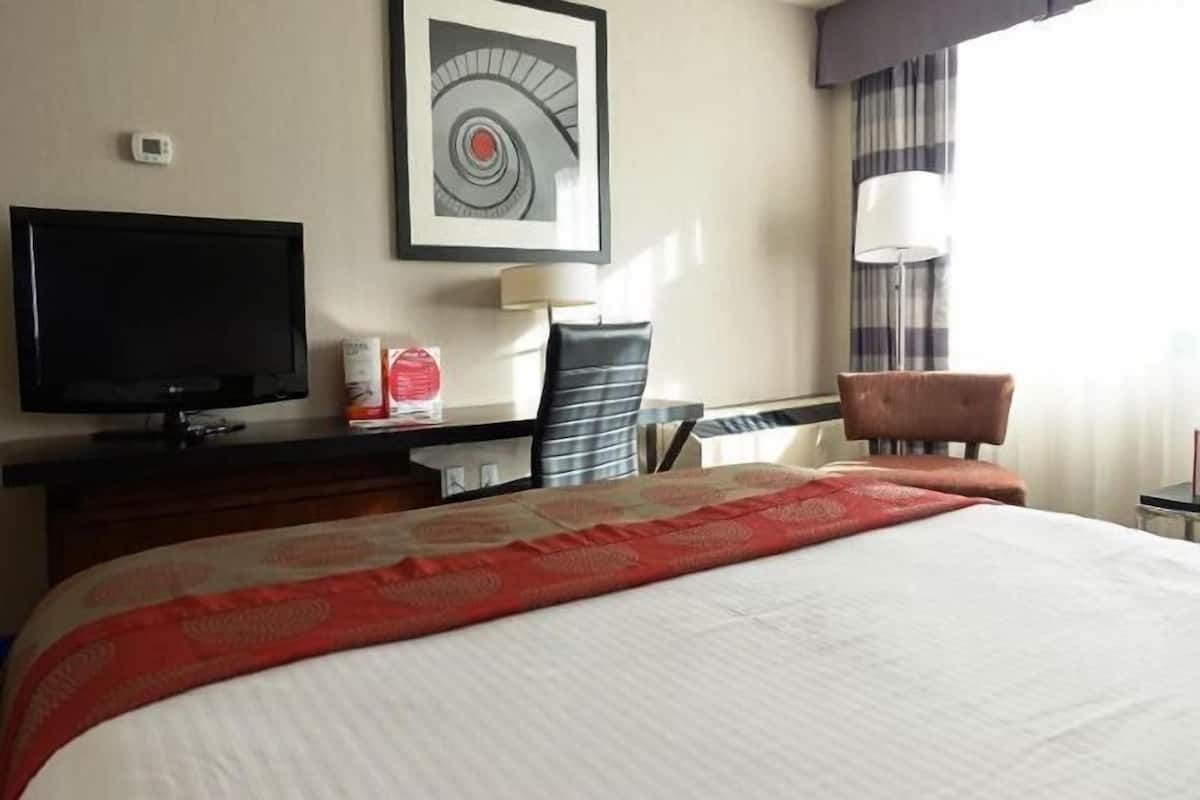 In-room safe, desk, laptop workspace, blackout drapes