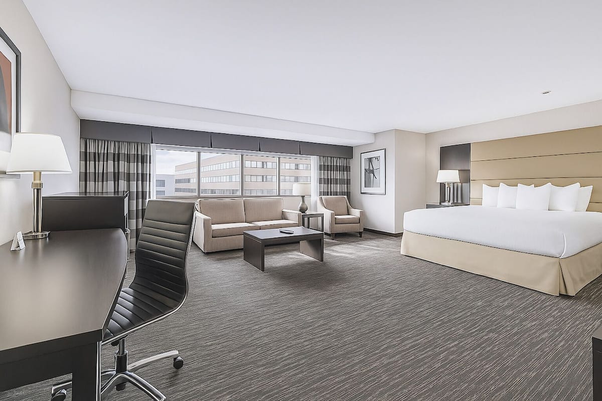 Suíte com design assinado, 1 quarto, para não fumantes | Cofres nos quartos, escrivaninha, espaço de trabalho para notebook