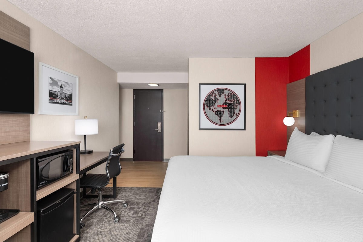 Superior Room, 1 King Bed | In-room safe, desk, laptop workspace, blackout curtains