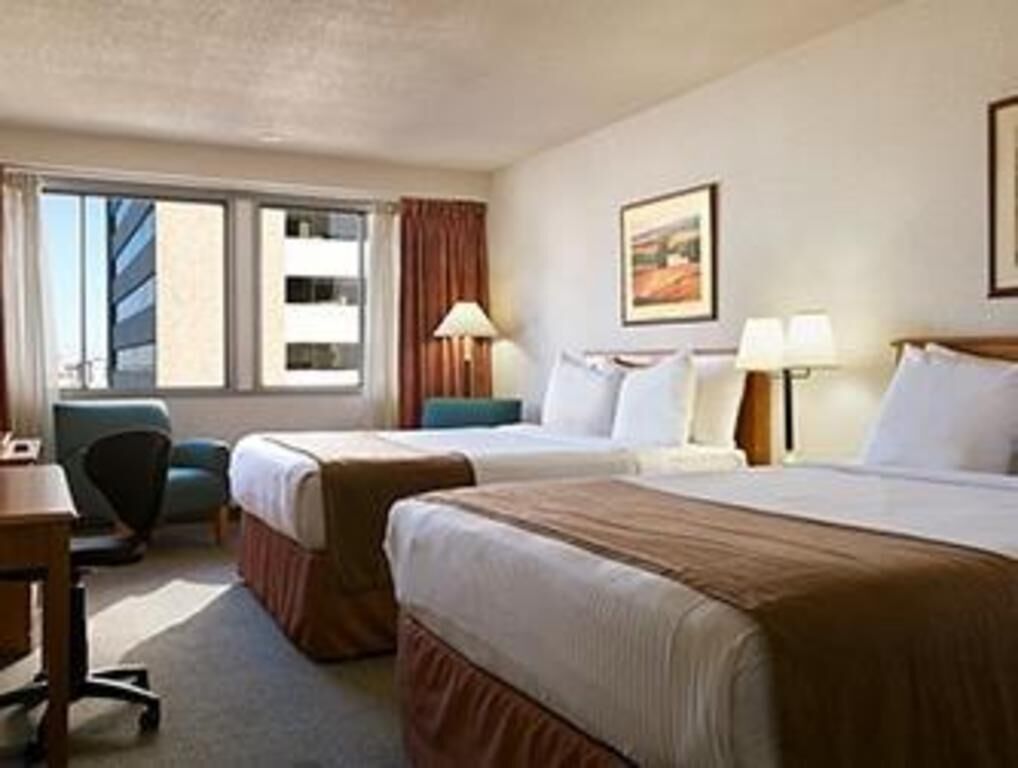 Caja de seguridad en la habitación y escritorio 