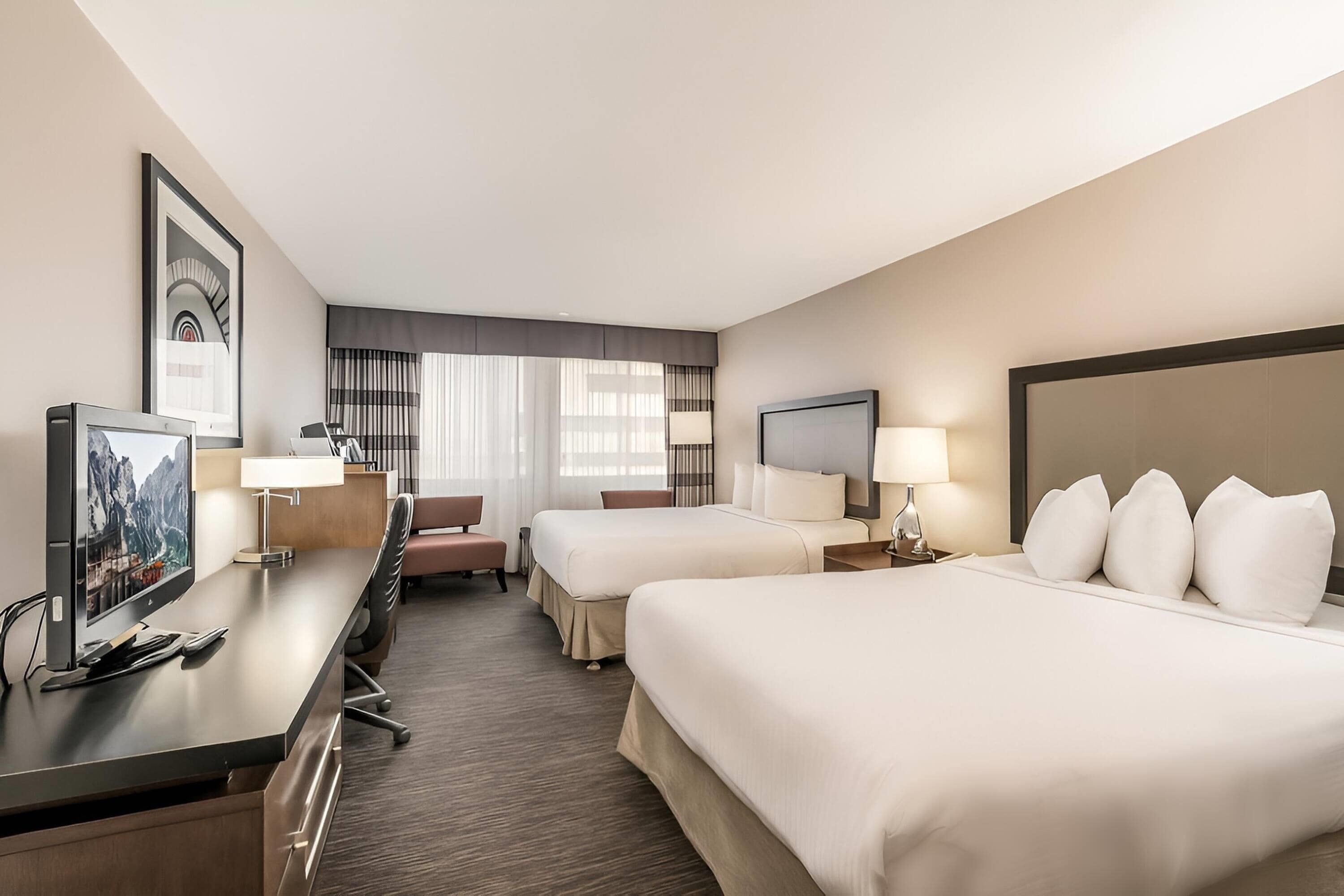 Een kluis op de kamer, een bureau, een laptopwerkplek