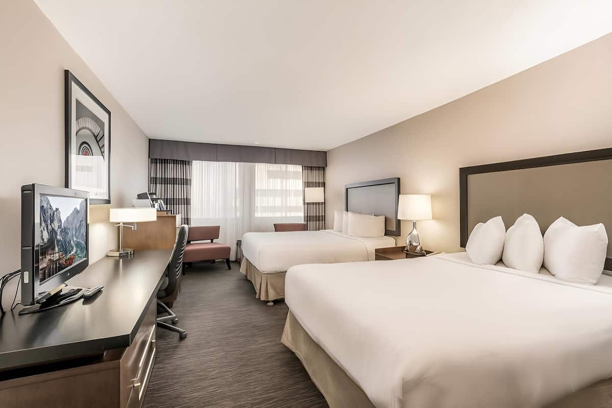 Caja de seguridad en la habitación y escritorio