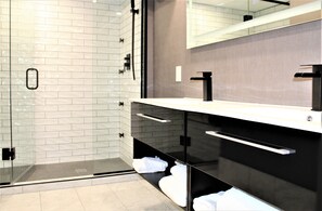 Suite, 1 llit de matrimoni gran i sofà llit (Penthouse) | Bany | Combinació de dutxa i banyera i capçal de dutxa tipus cascada 