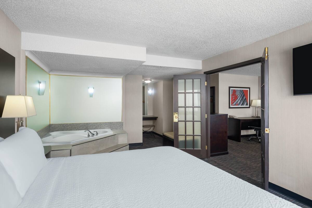 Chambre, 1 très grand lit, non-fumeur (1 Bedroom, Jetted Tub)