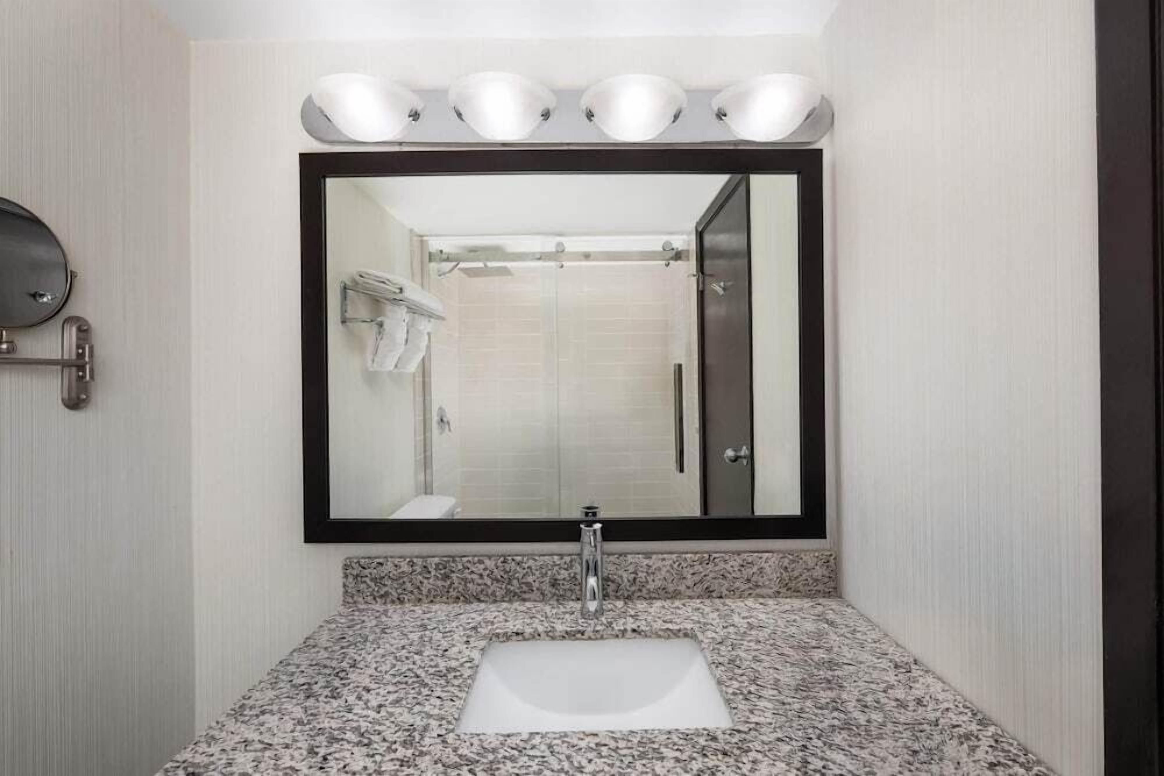 Ducha y bañera combinadas y cabezal de ducha tipo lluvia