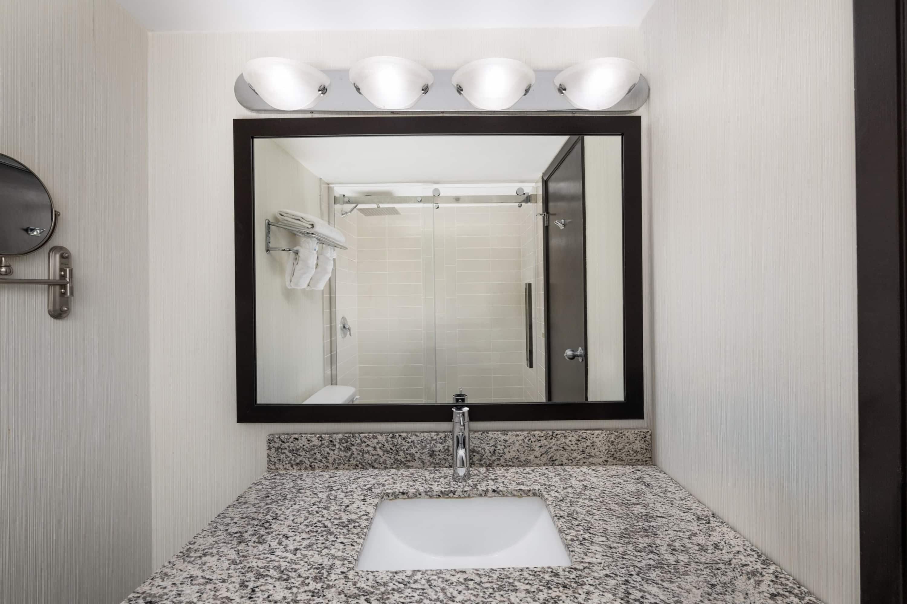 豪華客房, 1 張特大雙人床, 非吸煙房 (Superior) | 浴室 | 淋浴/浴缸二合一、淋浴花灑、免費盥洗用品、吹風機