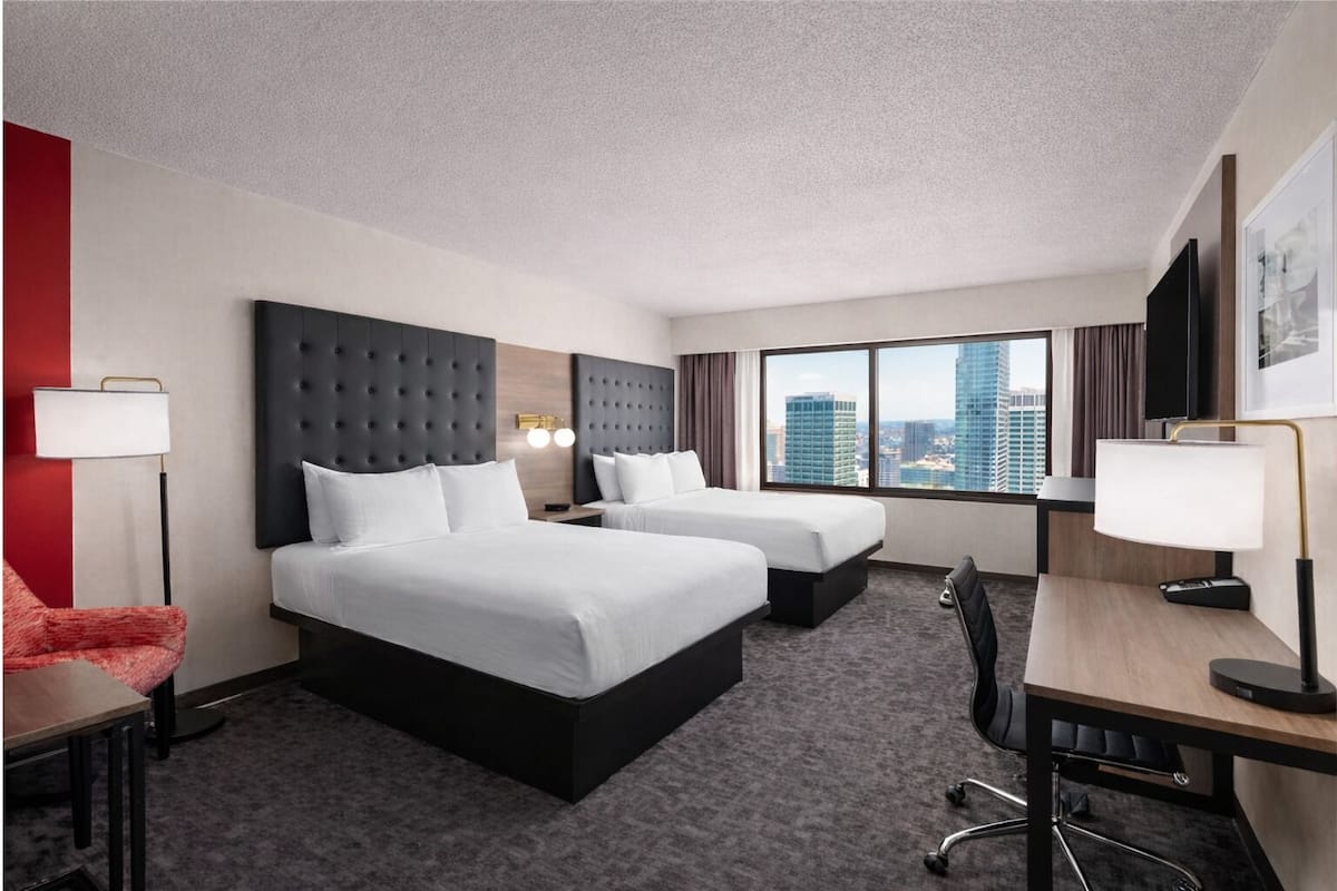 Quarto superior, 2 camas Queen, para não fumantes | Cofres nos quartos, escrivaninha, espaço de trabalho para notebook