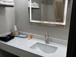 Bañera con ducha, secador de pelo, toallas