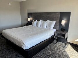 Muebles diferentes, escritorio y espacio para trabajar con laptop 