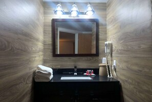 Studio Suite, 1 King Bed, Non Smoking | Bathroom | Combined shower/bathtub, towels