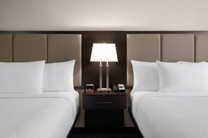 Bureau, espace de travail pour ordinateur portable, rideaux occultants