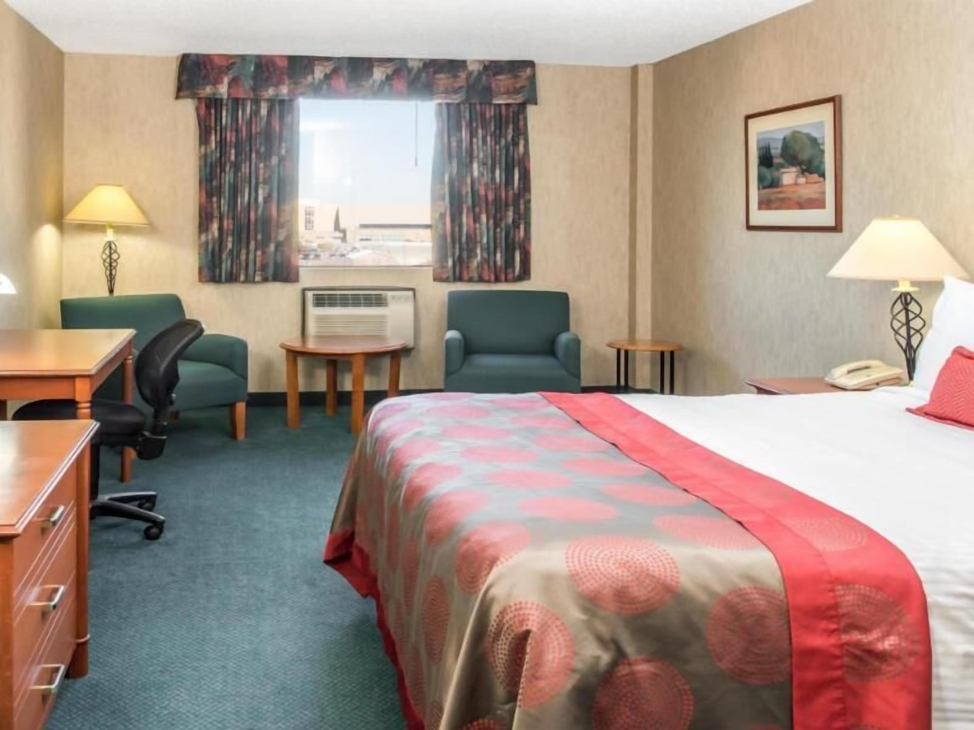 مكتب ومساحة عمل للكمبيوتر المحمول وستائر تعتيم ومكواة/لوح كي