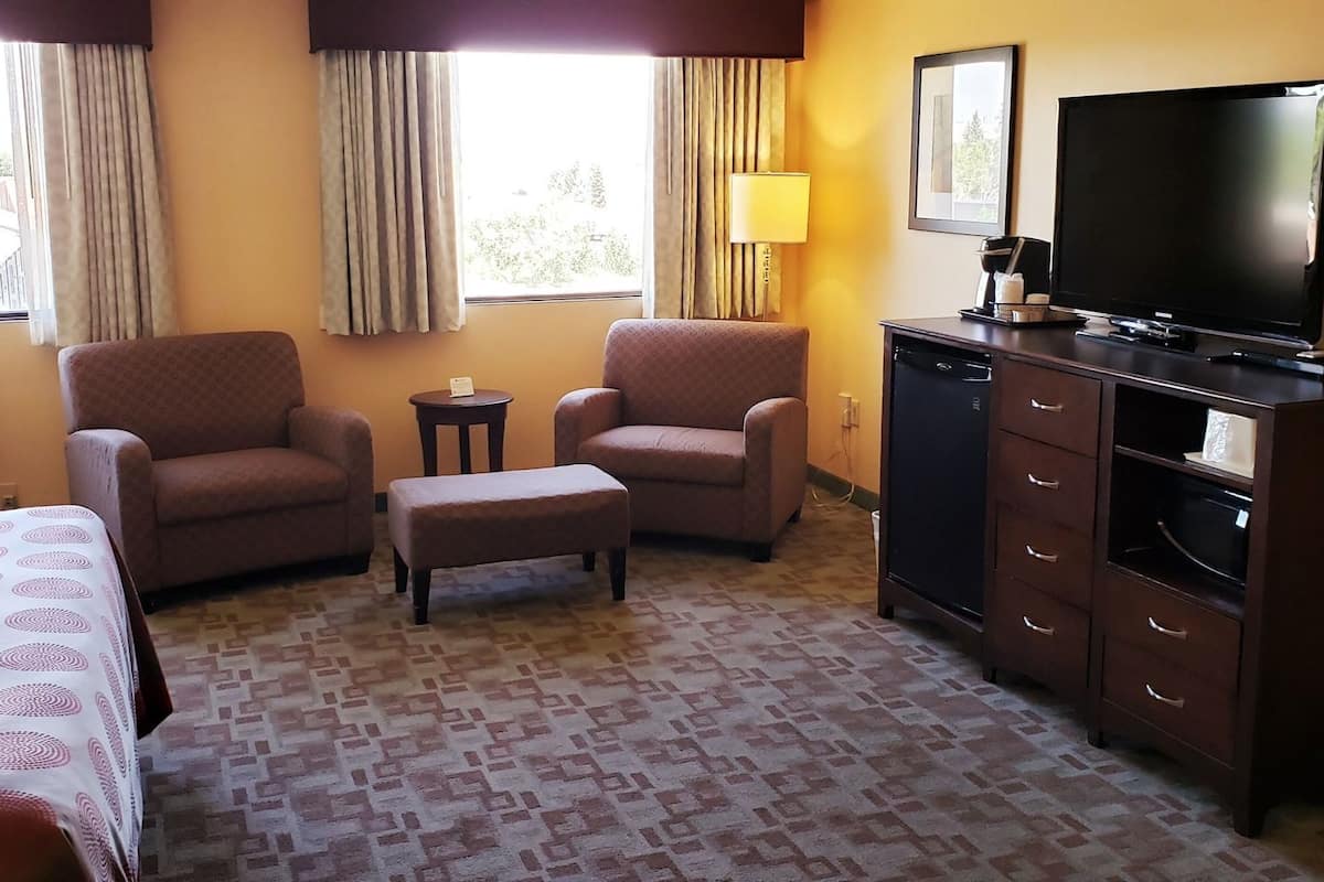 مكتب ومساحة عمل للكمبيوتر المحمول وستائر تعتيم ومكواة/لوح كي