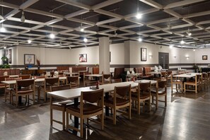 Serveert ontbijt, lunch en diner