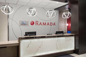 Lobby - Ramada by Wyndham Saskatoon (Saskatoon)