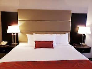 Suite supérieure, 1 très grand lit, non-fumeur, vue sur la ville (6th Floor) | Bureau, espace de travail pour ordinateurs portables