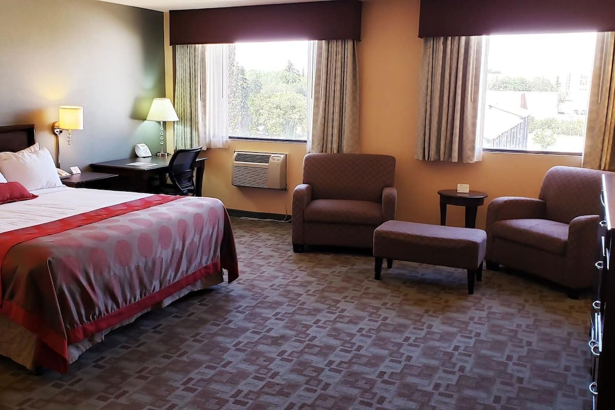 مكتب ومساحة عمل للكمبيوتر المحمول وستائر تعتيم ومكواة/لوح كي