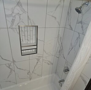 Kamar Superior, 1 Tempat Tidur King, Bebas Asap Rokok, pemandangan kota | Kamar mandi | Perlengkapan mandi gratis, pengering rambut, handuk, dan sabun