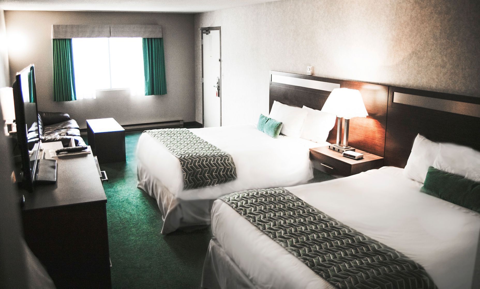 Skrivebord, lydisolert, strykejern/-brett og barnesenger (inkludert)