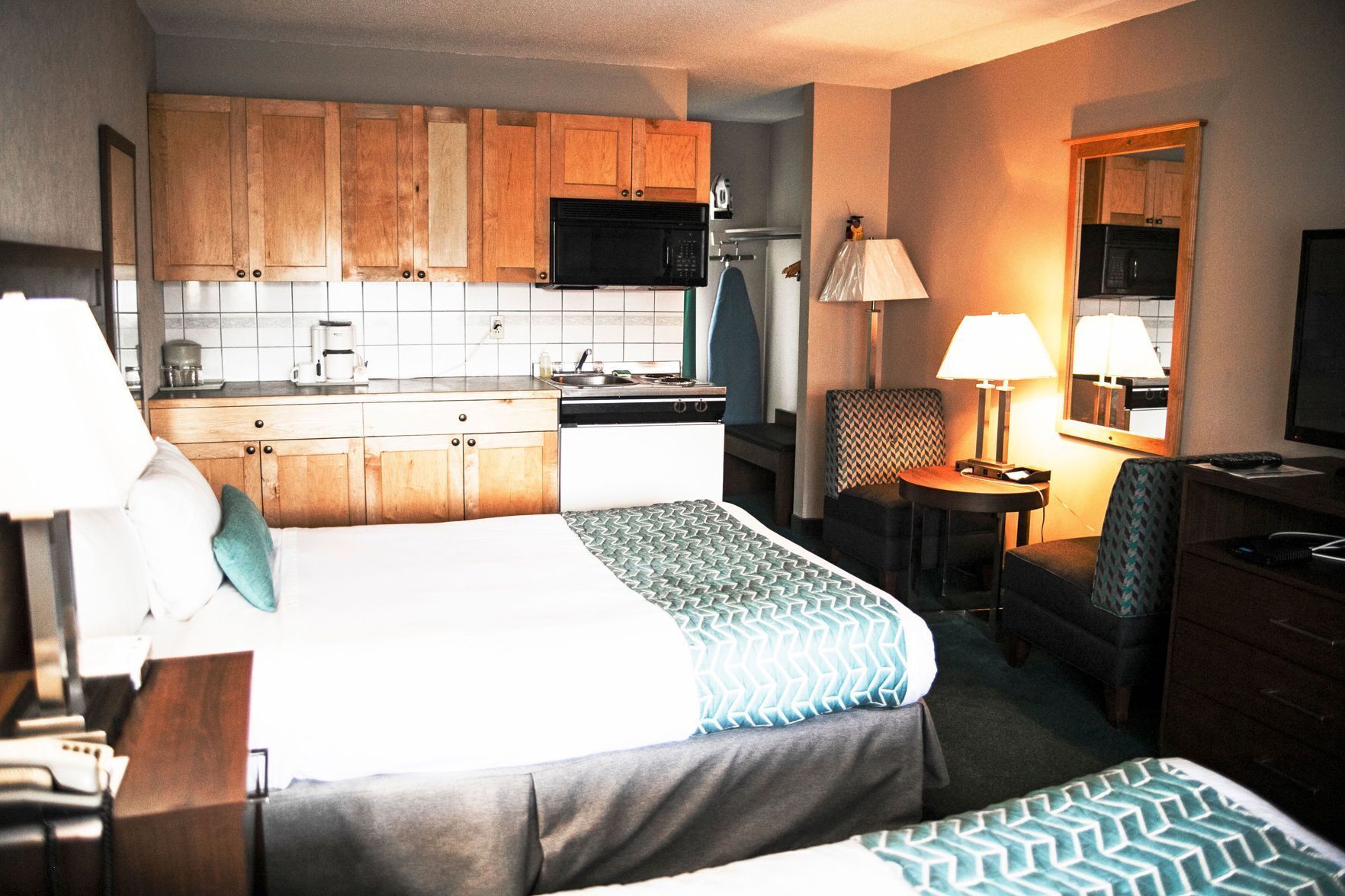 Skrivebord, lydisolert, strykejern/-brett og barnesenger (inkludert)