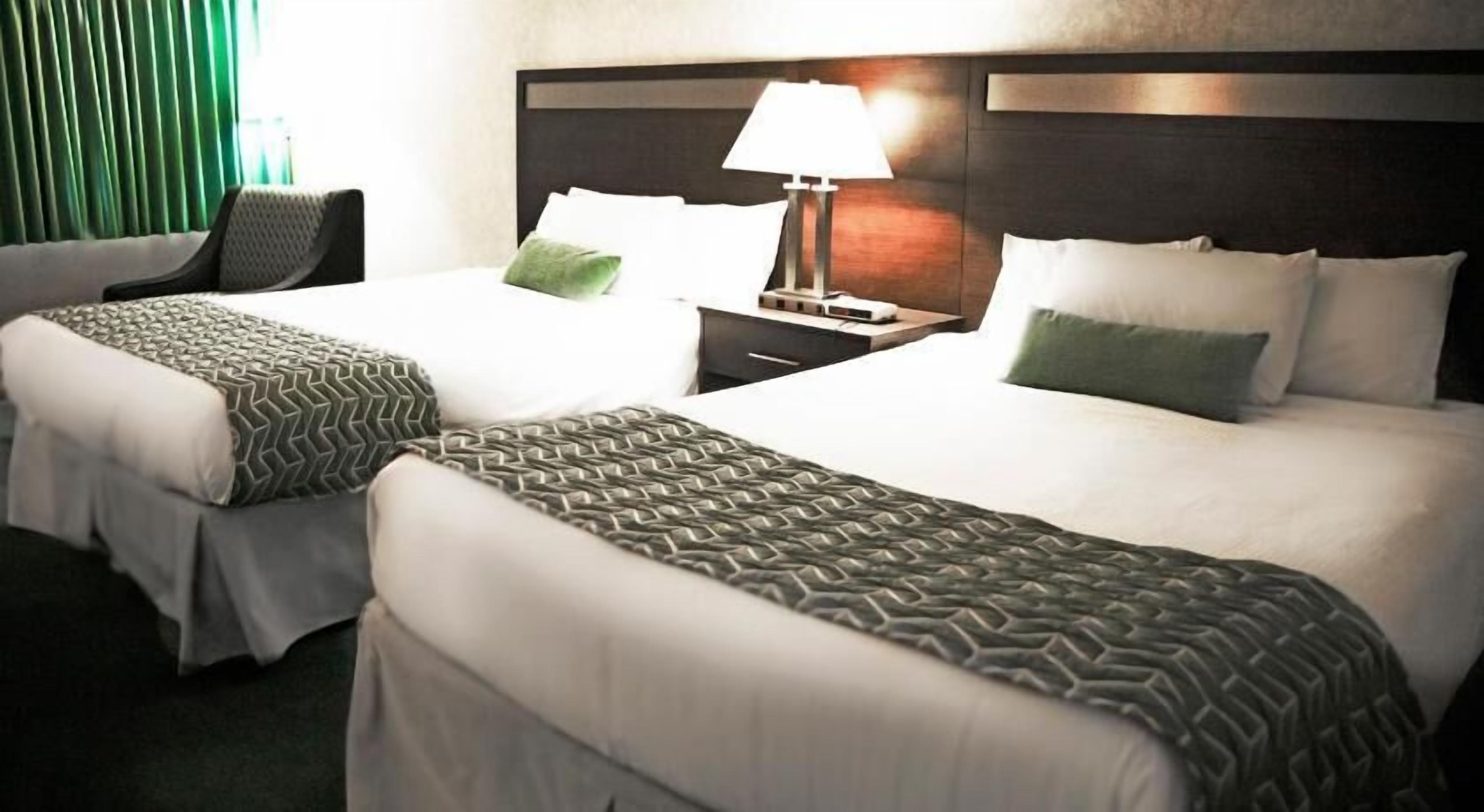 Skrivebord, lydisolert, strykejern/-brett og barnesenger (inkludert)