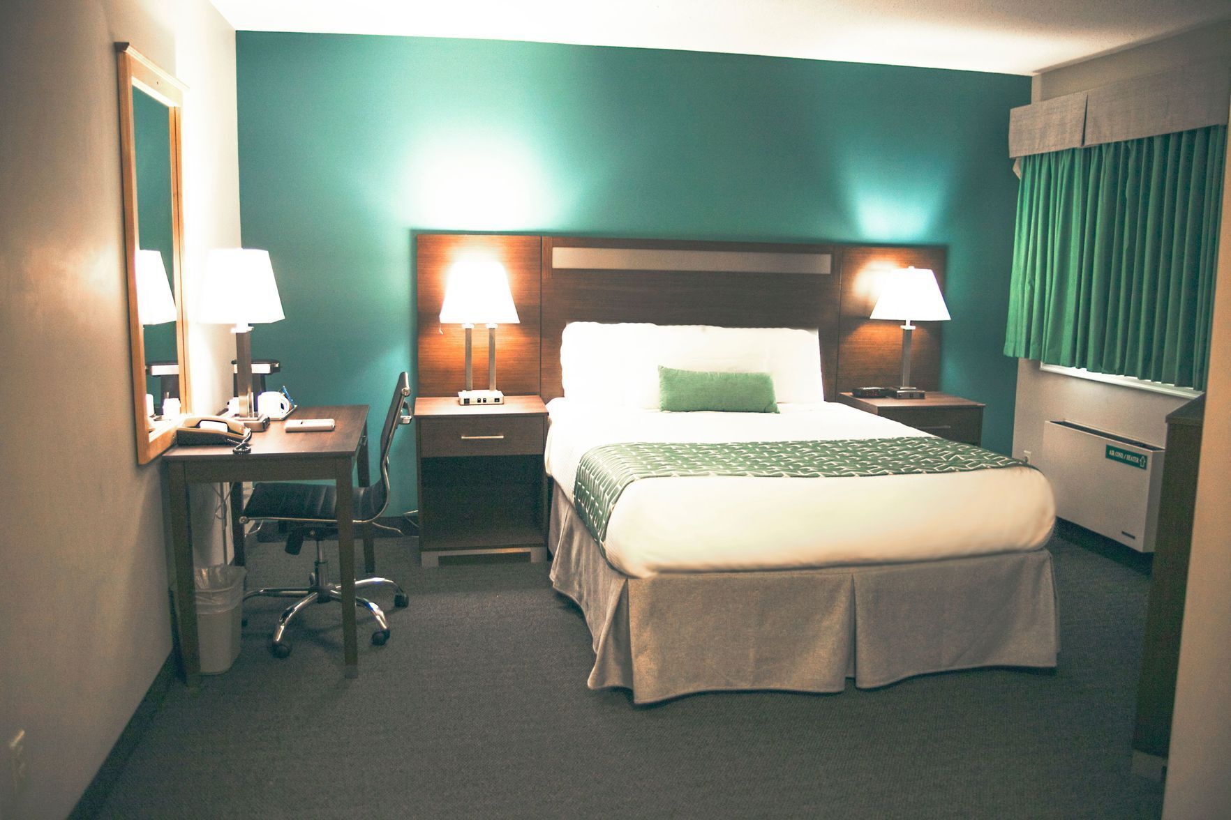 Skrivebord, lydisolert, strykejern/-brett og barnesenger (inkludert)