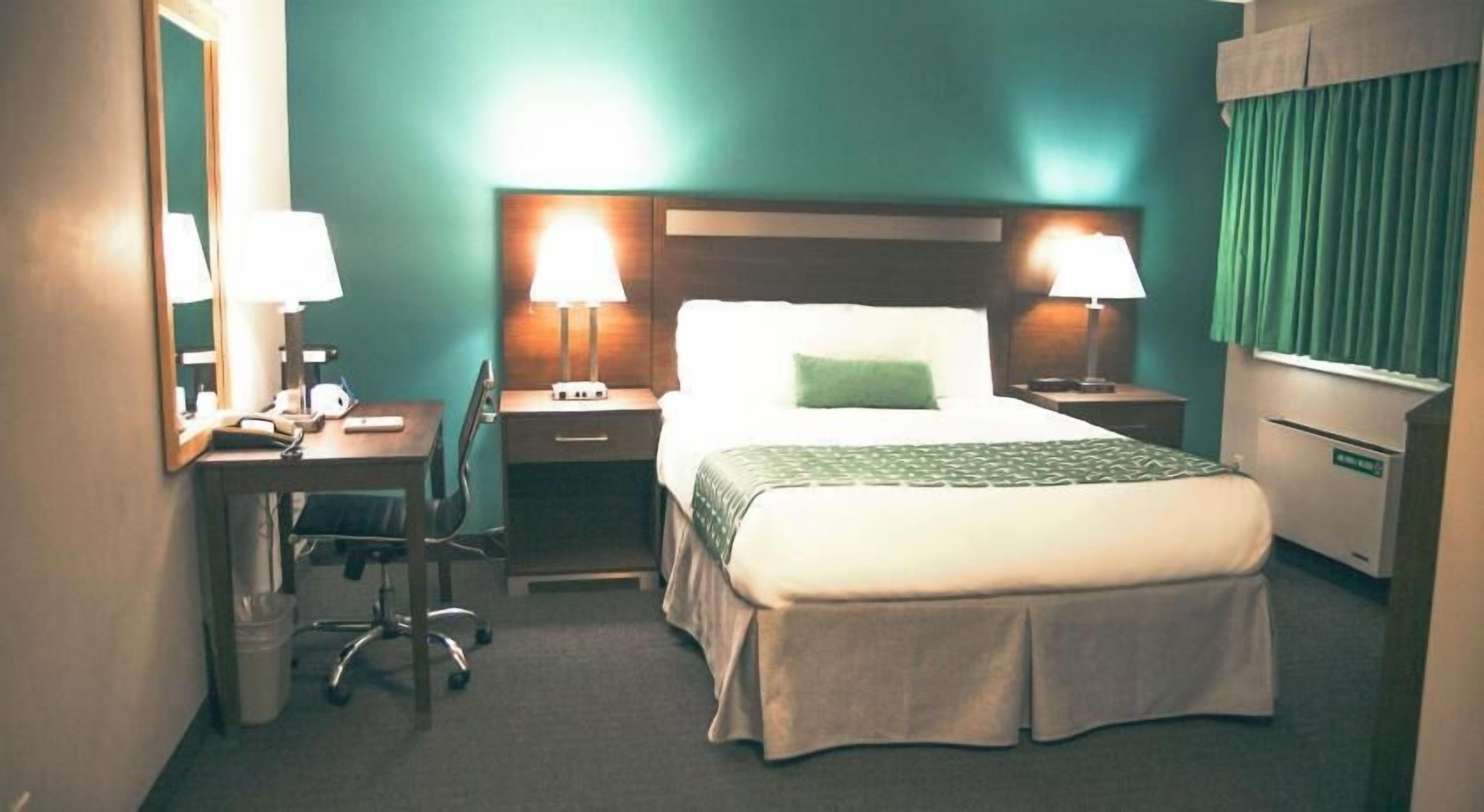 Skrivebord, lydisolert, strykejern/-brett og barnesenger (inkludert)