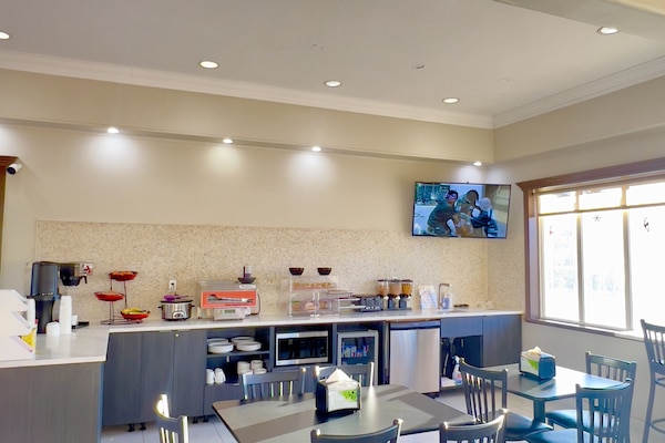 Free daily continental breakfast