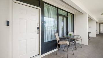 Junior Suite Accessible King w/ Kitchenette & Sofa Bed | Terrace/patio