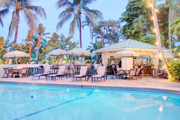 Piscine extérieure, chaises longues