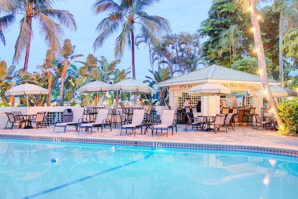 Piscine extérieure, chaises longues