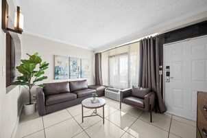 Suite Deluxe, 1 cama de matrimonio grande con sofá cama (Royal Palm) | Zona de estar | Una Smart TV, Netflix, Hulu, películas de pago