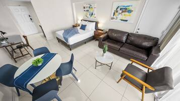 Ropa de cama de alta calidad y caja de seguridad en la habitación