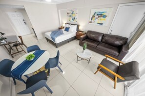 Premium bedding, in-room safe, blackout drapes, iron/ironing board - Boca Plaza by Lowkl (Boca Raton)