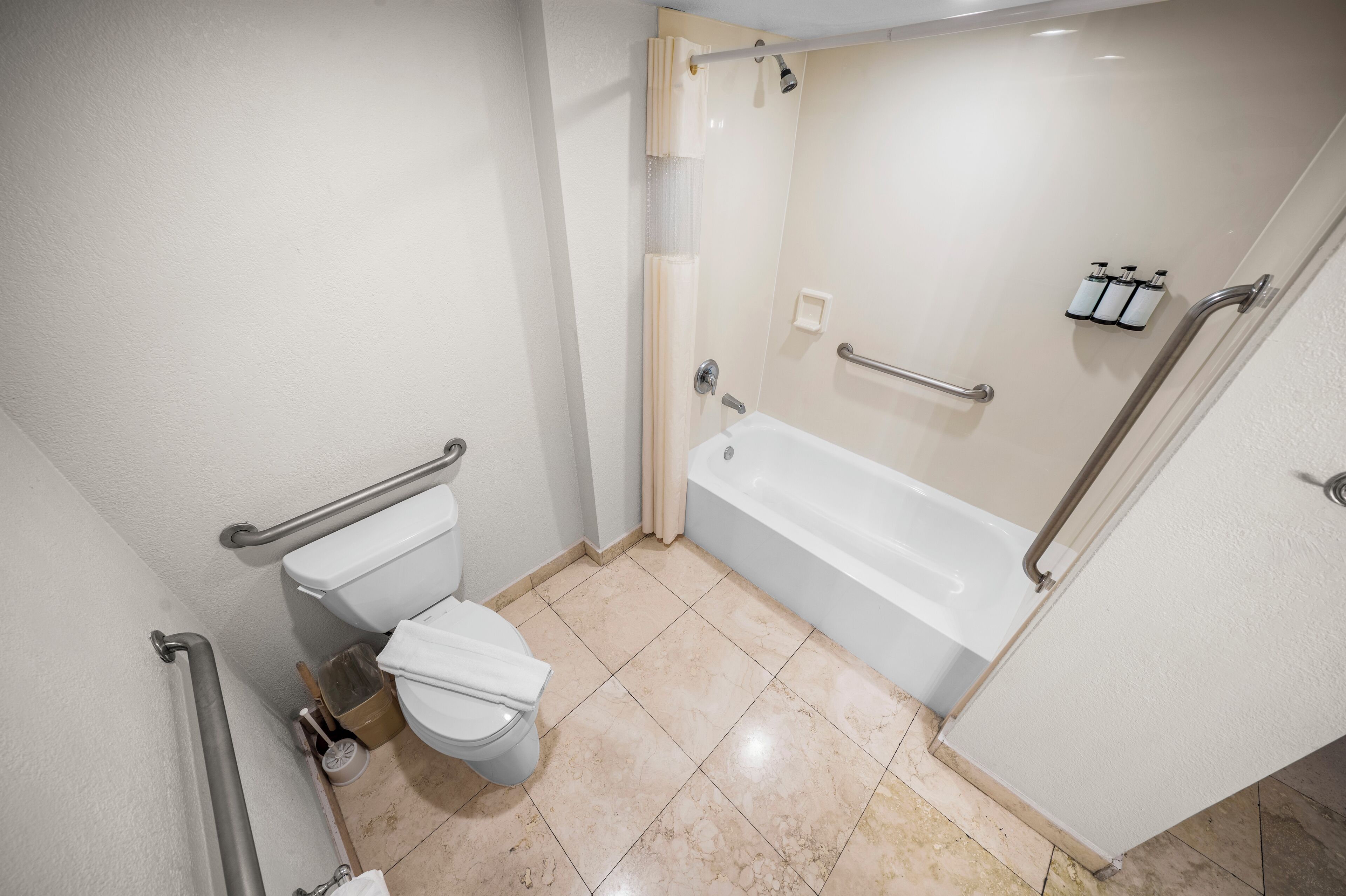 Un baño con inodoro, bañera y ducha.