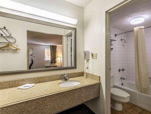 Ducha y bañera combinadas, secador de pelo y toallas