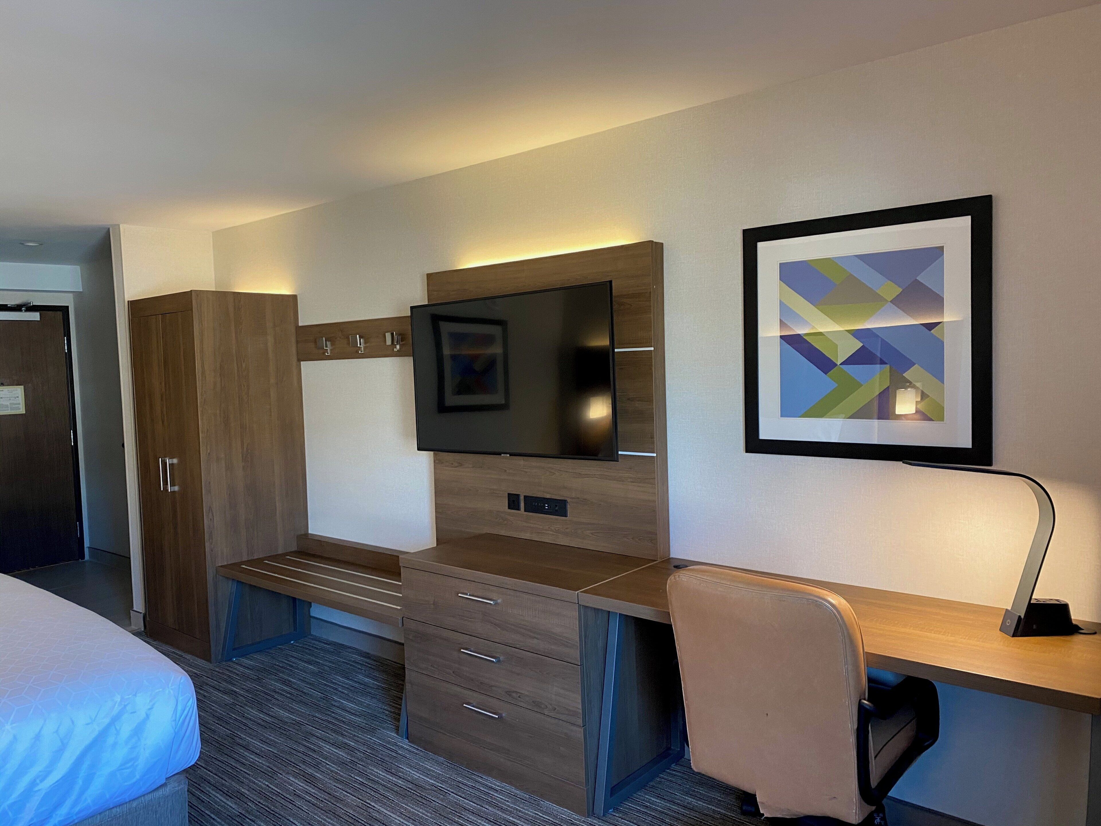 Premium bedding, in-room safe, desk, laptop workspace