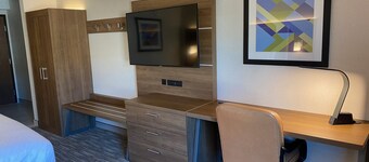 Holiday Inn Express & Suites Chatsworth by IHG