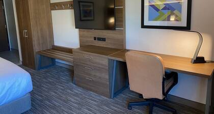 Holiday Inn Express & Suites Chatsworth by IHG