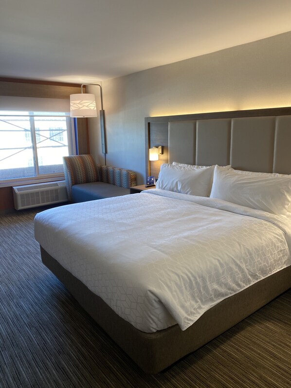 Standard Room, 1 King Bed, Roll-in Shower (Communications)