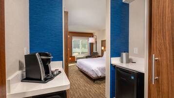 Ropa de cama de alta calidad y caja de seguridad en la habitación