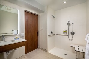 Combined shower/bathtub, free toiletries, hair dryer, towels - Holiday Inn Express & Suites Chatsworth by IHG (Chatsworth)