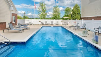 Sæsonbestemt udendørs pool, åben fra kl. 09.00 til kl. 21.00, parasoller