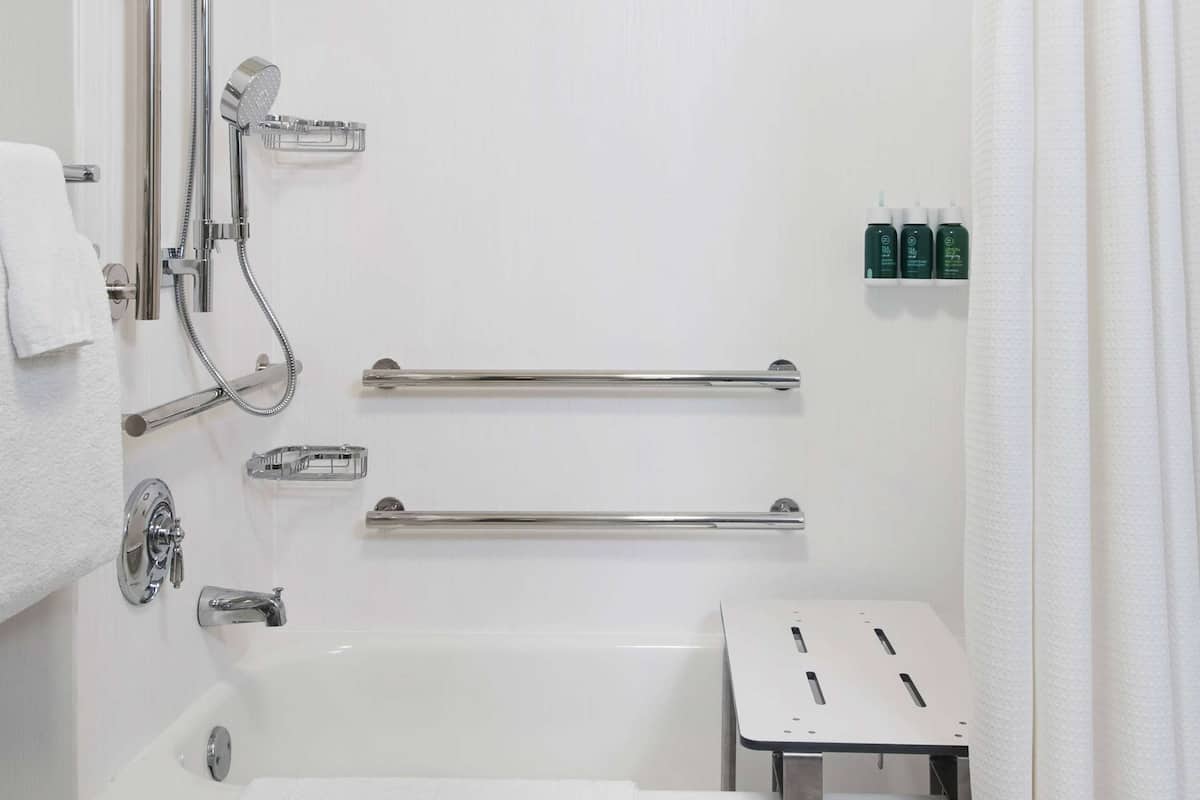 combined shower/bathtub, hair dryer, towels